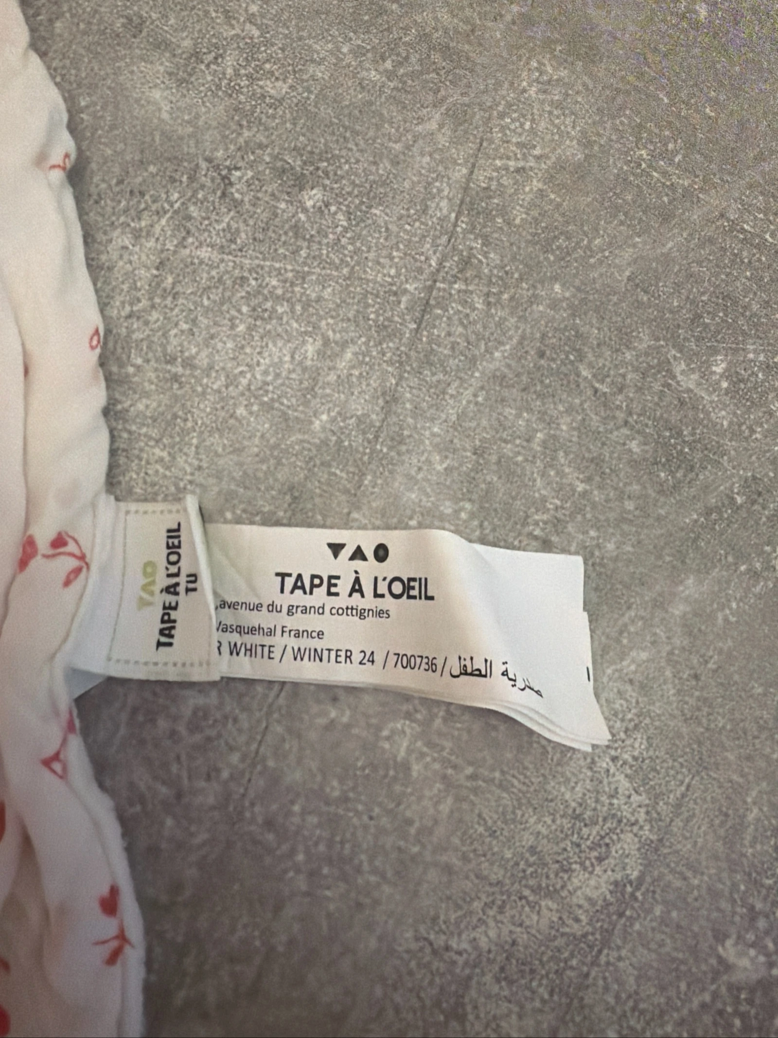 Babero blanco con flores y corazón rojo de Tape à l’œil en muy buen estado – photo 2